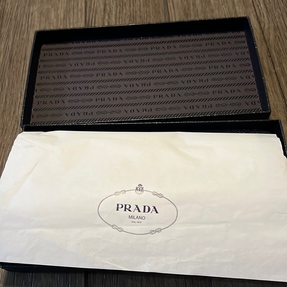 Prada Wallet Authentic - Picture 9 of 9